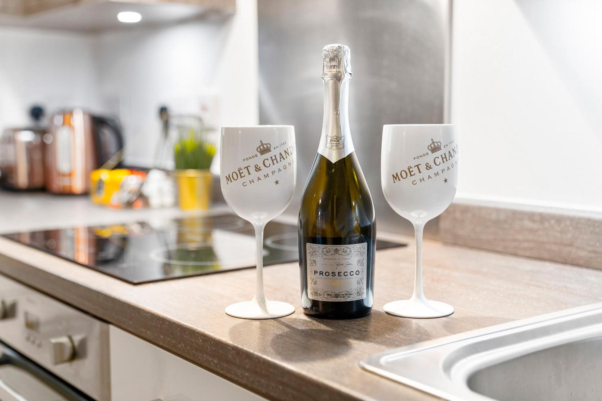 New Luxe Apartment - Secure Parking - Birmingham City Centre - Netflix - Wifi - Top Rated - 54M Exterior photo
